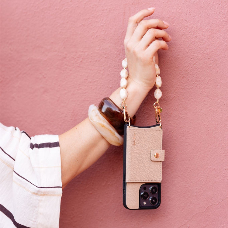 Stilvolle iPhone Magsafe Hülle | Beige mit Kartenfächern und goldenen Details, in der Hand einer Frau gehalten.
