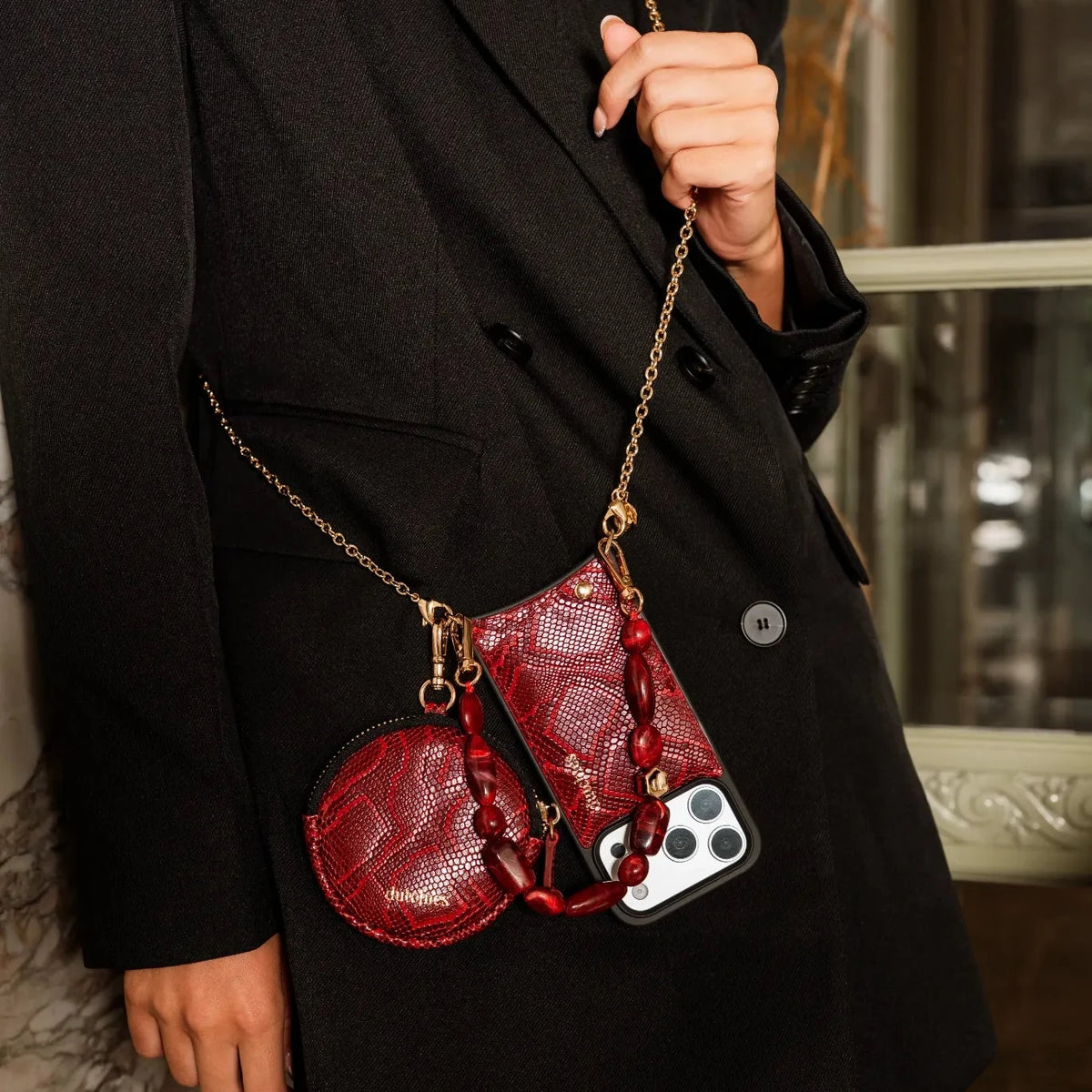 Mini Phone Bag Emma | Snake Red pokazana stylowo na modelce, o szykownym designie i wygodnym przechowywaniu.