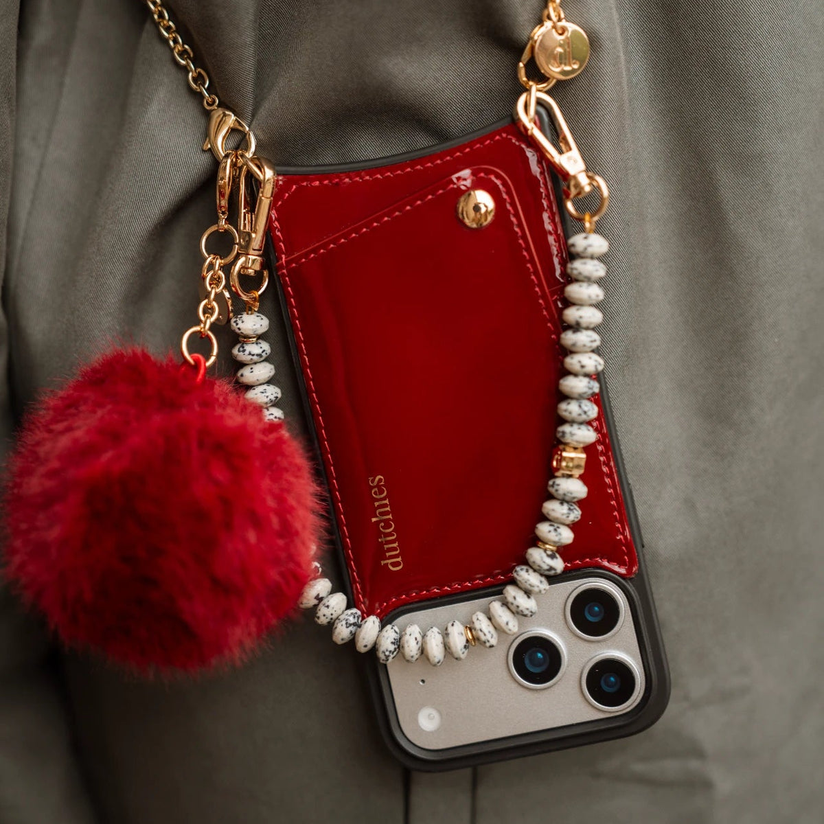 Set di charm | iPhone | Gloss Red | Agnes con una elegante custodia rossa e un charm alla moda per la massima comodità.