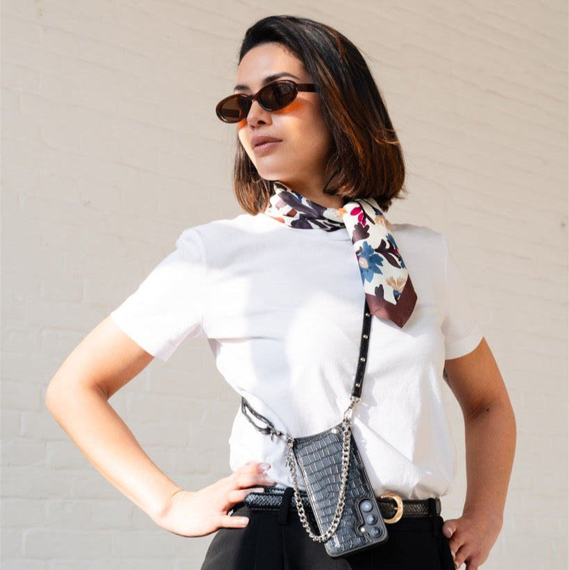 Deluxe Set | Samsung | Noir | Silver featuring stylish accessories and modern flair on a model.