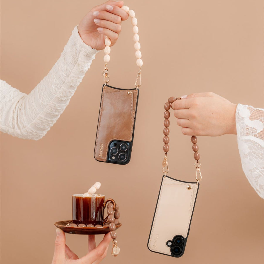 Handyanhänger mit Perlenmuster und zwei Smartphones, perfekt für stilvolle Bequemlichkeit.