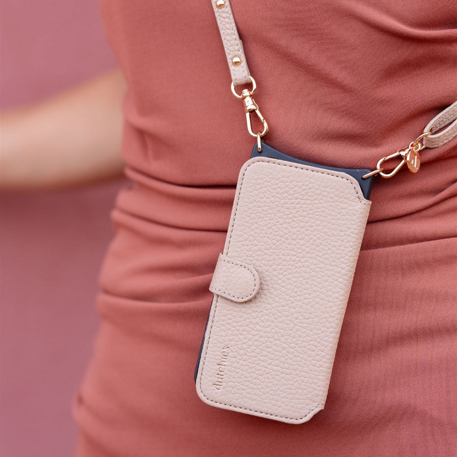 Samsung Etui | Beige an einem stilvollen Riemen hängend, mit hochwertigem Ledermaterial und schickem Design.
