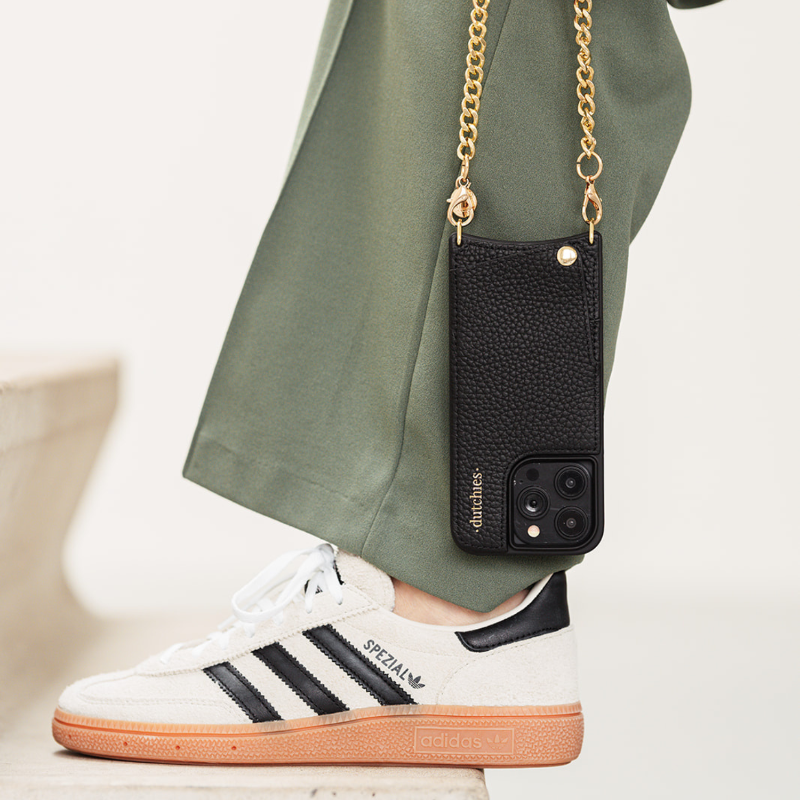 iPhone Hülle | Schwarz mit Kartenhalter und Trageband, mit stylischem Look und praktischem Design.