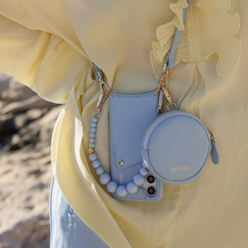 Mobilvedhæng | Beaded | Liv præsenteret sammen med en lysegul bluse og stilfulde accessories.