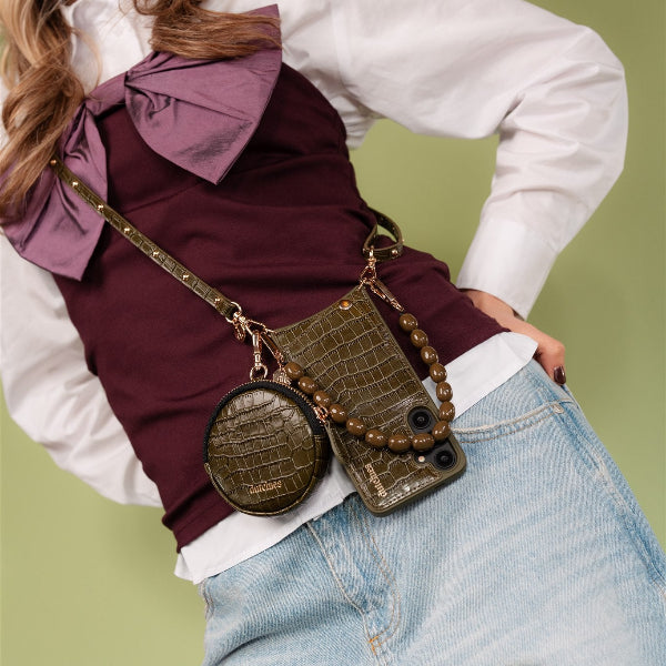 Samsung-Hülle | Olivgrün mit Kartenhalter und Trageriemen, präsentiert mit einem stylischen Outfit.