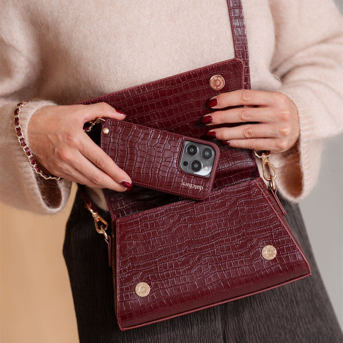 Sophie Crossbody Bag | Burgundy med mobilfodral och korthållare, som visar en stilren design och praktisk funktion.