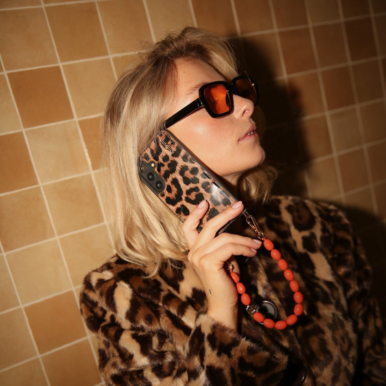 Samsung Case | Leopard showcased on a stylish woman with sunglasses, exuding trendy fashion flair.