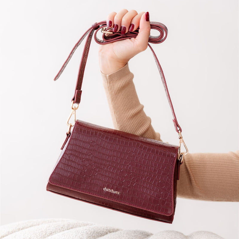 Slimline | 2 cm Strap | Burgundy phone case with cardholder in hand.