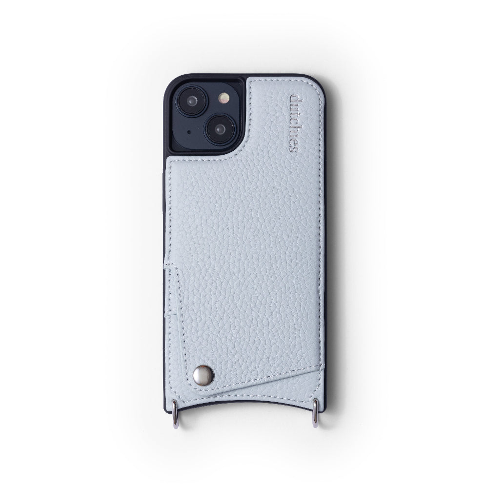 Eine hellblaue iPhone-Hülle aus echtem Leder, mit Metall-Finishes und Kartenfach, entworfen, um das Telefon zu schützen und Stil zu verleihen.