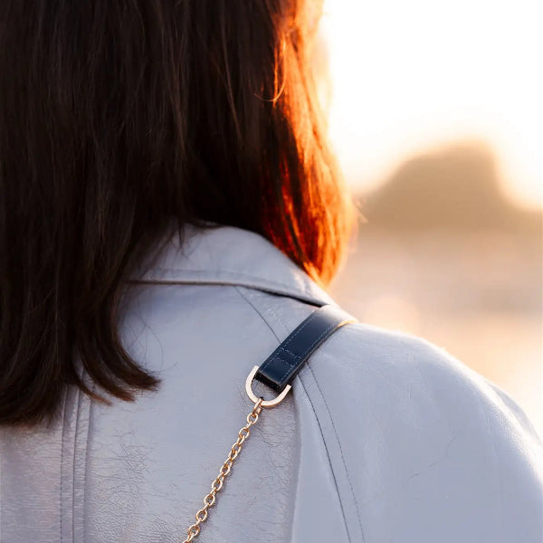Spanish chain set | Samsung | Navy displayed on a stylish shoulder, showcasing the trendy phone strap.