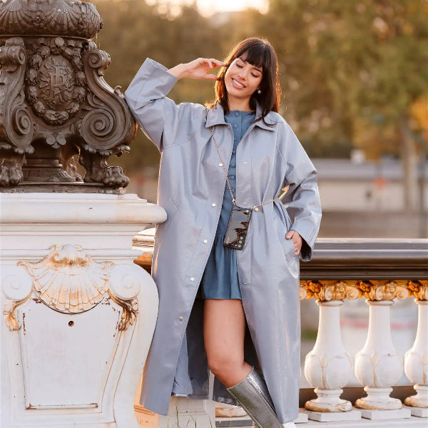 Stylish model showcasing the Spanish chain set | Samsung | Navy with a trendy outfit outdoors.