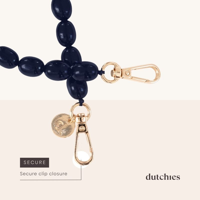 Nahaufnahme eines sicheren Clip-Verschlusses an der Handykette | Beaded | Georgia. Elegante schwarze Perlen mit goldenen Akzenten.