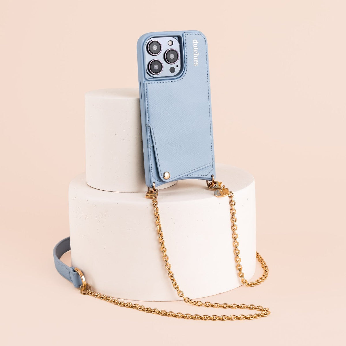 iPhone Coque | Blue posée sur un support, avec porte-cartes et bandoulière chaîne pour le style et la praticité.