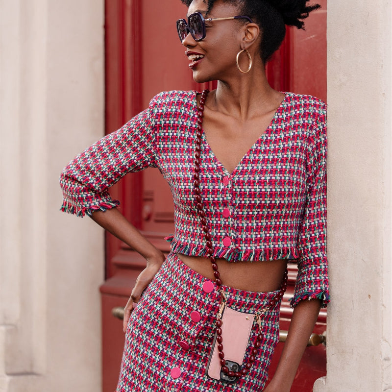 Chaîne Téléphonique perlée | Charley portée avec style avec une tenue tendance composée d’un blazer court et d’une jupe assortie.