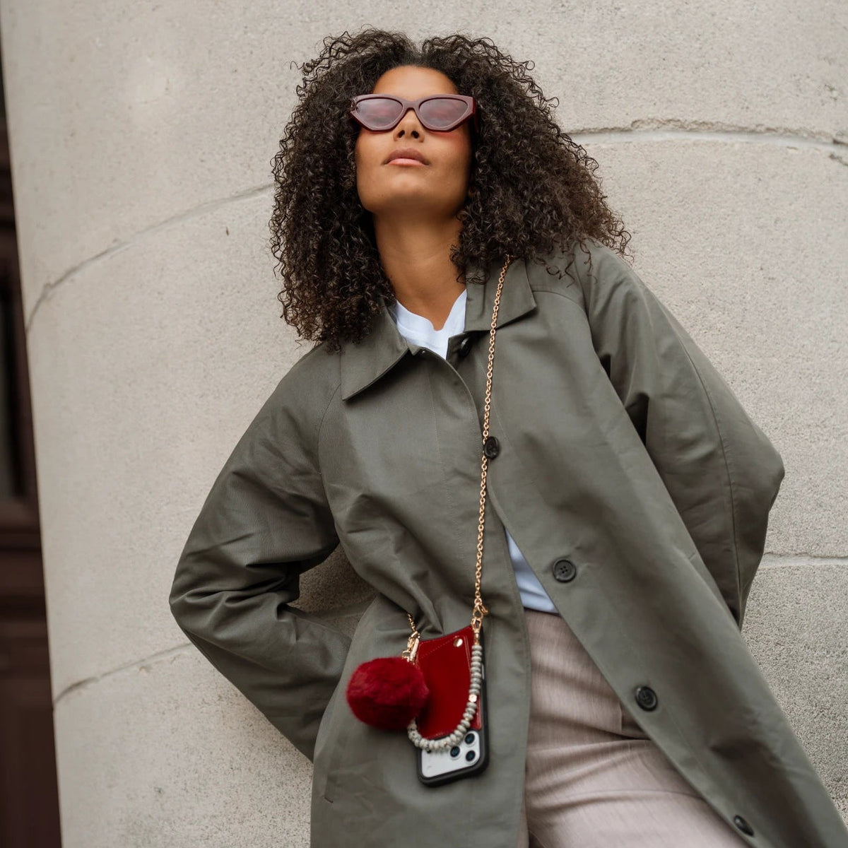 Set de Charm | iPhone | Gloss Red | Agnes, mostrado en una modelo de tendencia con gafas de sol y una prenda exterior con estilo.