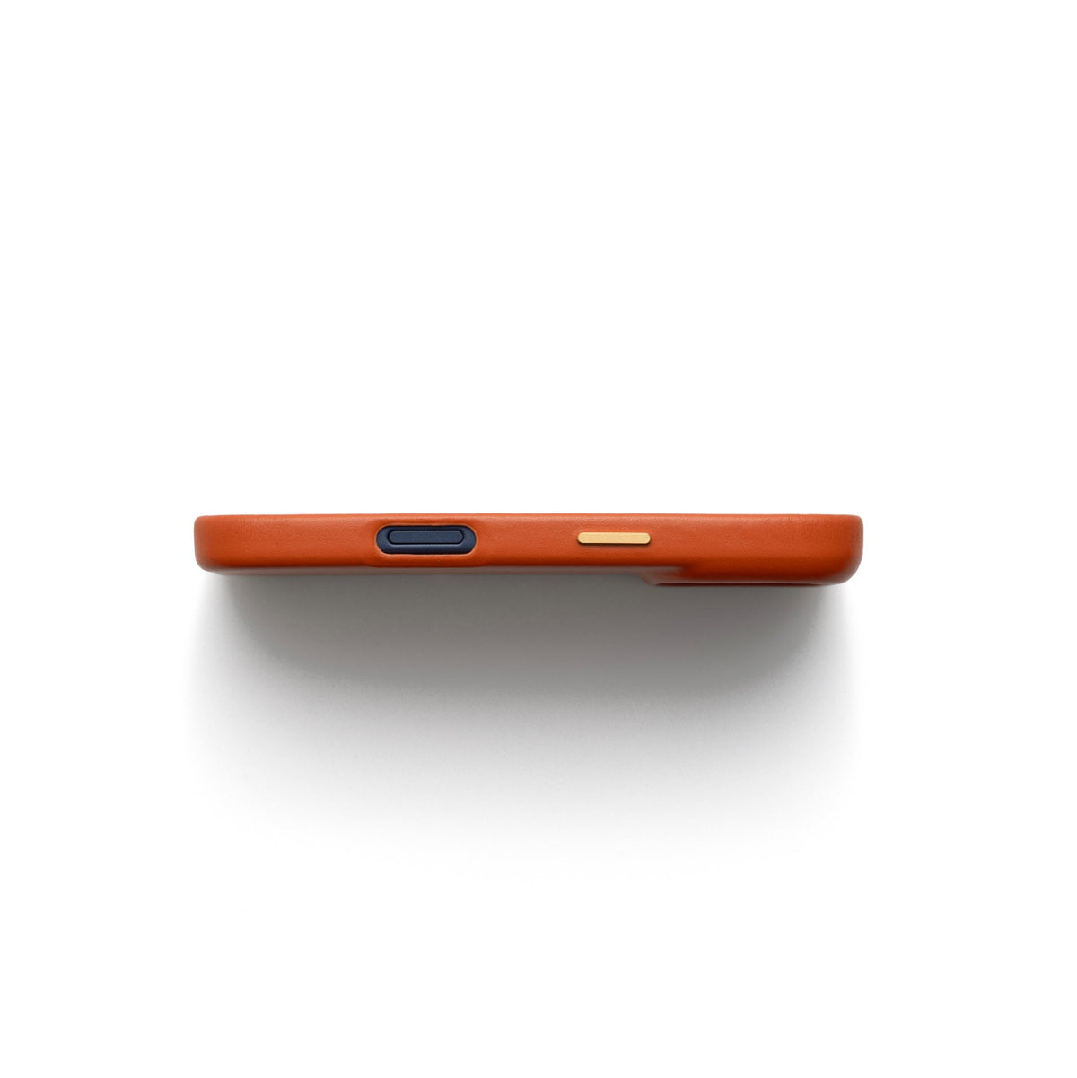iPhone Hülle | Orange (Full Wrapped) Seitenansicht mit Premium-Leder-Finish und Button-Details.