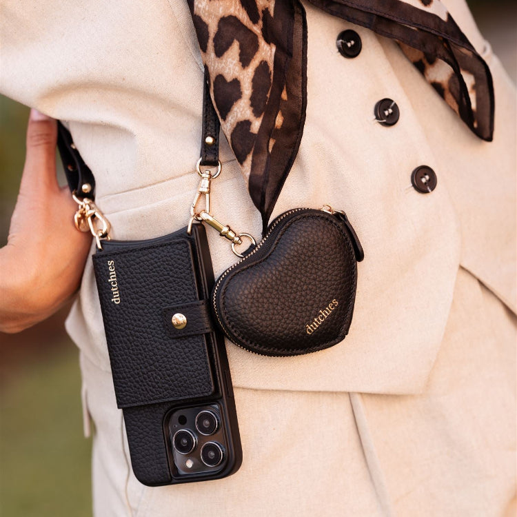 Mini Phone Bag Sarah | Black agganciata a un outfit elegante, che mette in mostra il suo design trendy a forma di cuore e la sua raffinatezza.