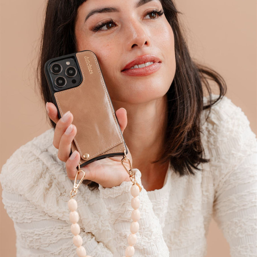 Mujer sosteniendo Accesorio de teléfono | Con cuentas | accesorio de teléfono Gwen con cuentas elegantes.