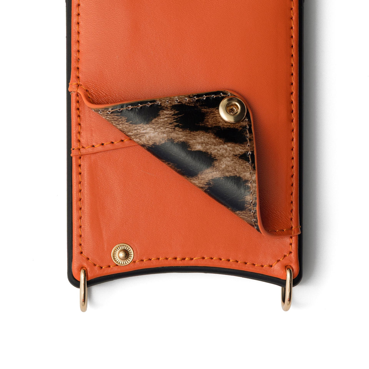 Gros plan sur le porte-cartes d’une iPhone Coque | Orange avec une doublure léopard élégante.