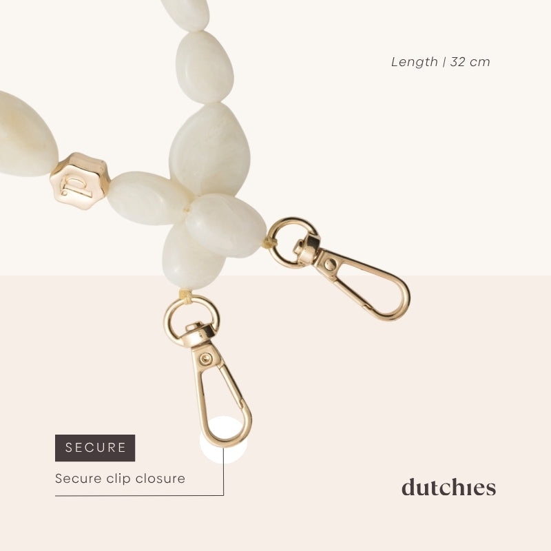 Nahaufnahme des Handyanhängers | Perlen | Sally mit Details des sicheren Clipverschlusses.