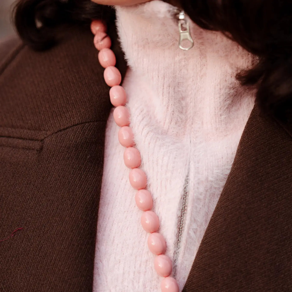 Chaîne Téléphonique Perlée | Perlé | Therese portée comme une élégante bandoulière rose par une personne à la mode.