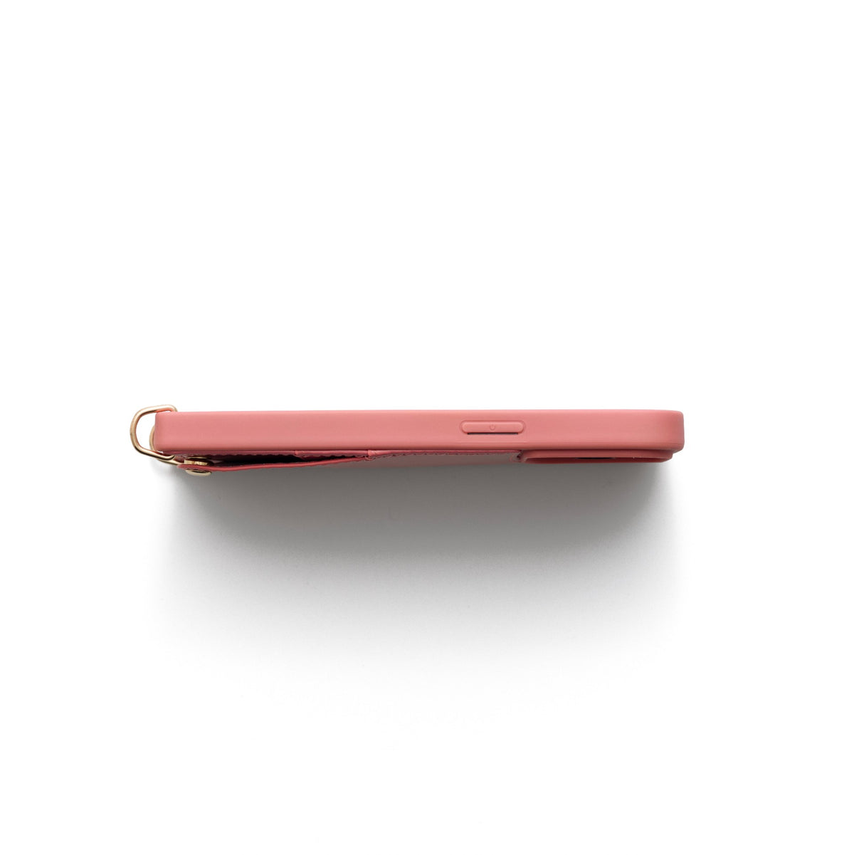 Coque iPhone | Rose, vue de côté, en cuir fait main avec finitions métalliques et anneaux pour sangle.