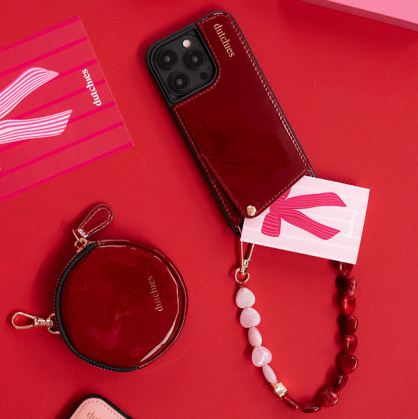 Bracelet Téléphone | Perles | Valentina avec des détails de cœurs rouges et roses et un bracelet téléphone en perles élégant.