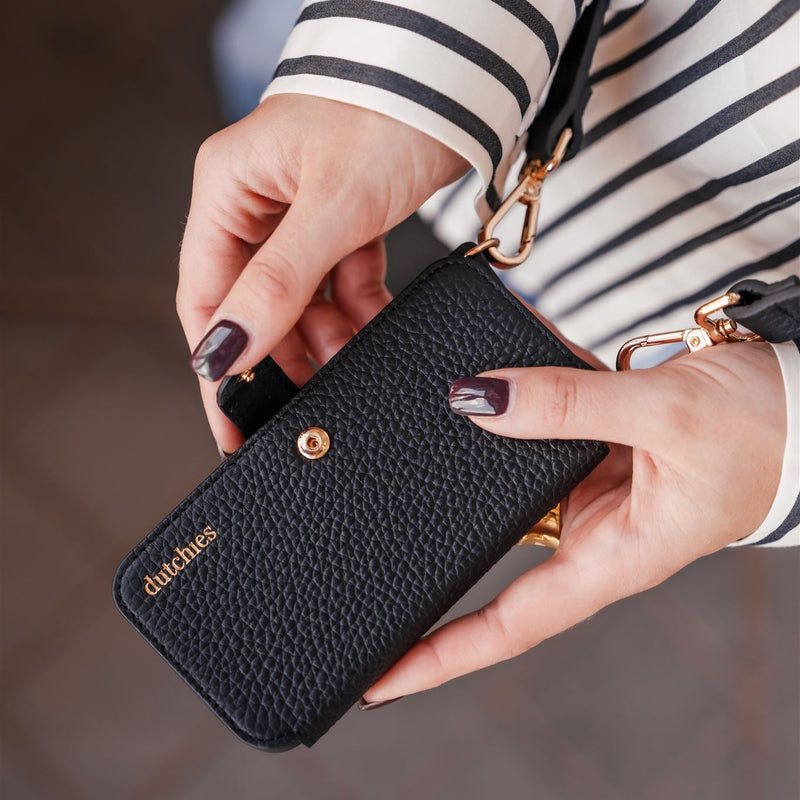 Samsung Etui | Schwarz in den Händen, strukturierte Lederoptik mit Druckknopfverschluss und stilvollem Design.