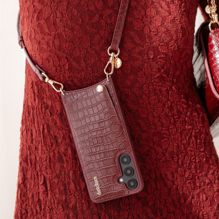 coque samsung | Burgundy avec porte-carte et bandoulière, mettant en valeur le cuir premium et le design élégant.
