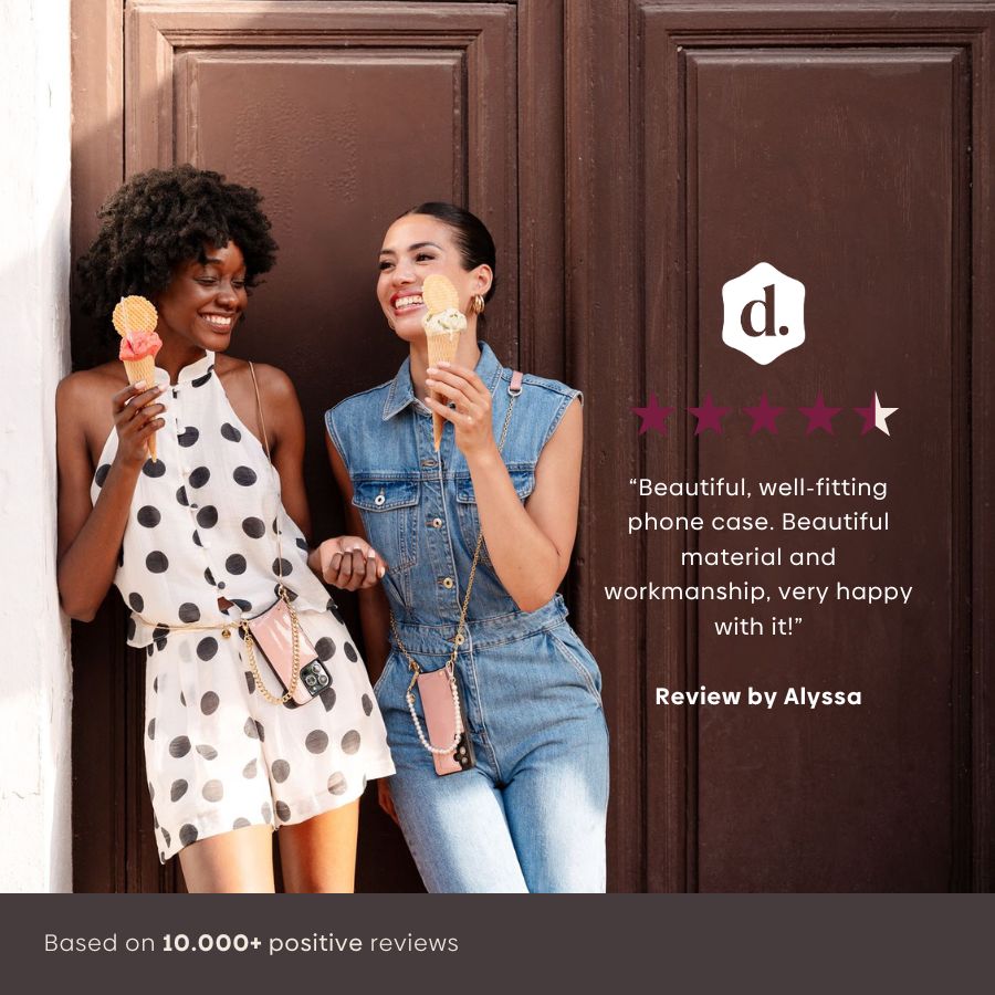 Dos mujeres disfrutando de helado mientras muestran Samsung Funda | Gloss Pink con tarjetero.