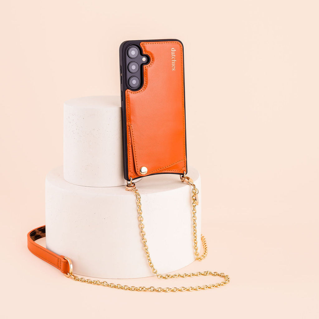 Spanish Chain Set | Samsung | Orange, präsentiert mit stylischer orangefarbener Hülle und Kette für freihändige Bequemlichkeit