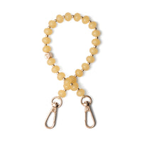 Gelber Handyanhänger mit Perlen | Perlen | Rosita mit goldfarbenen Clips, inspiriert von der Entdeckerin Rosita Forbes.